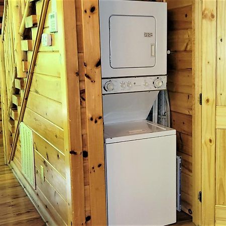 Mountain Joy -Private Treehouse Style Cabin That Sleeps 4-Free Tickets Гатлінбург Екстер'єр фото