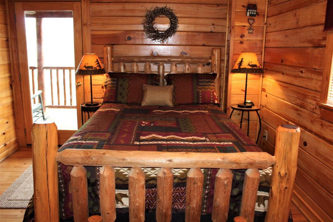 Mountain Joy -Private Treehouse Style Cabin That Sleeps 4-Free Tickets Гатлінбург Екстер'єр фото