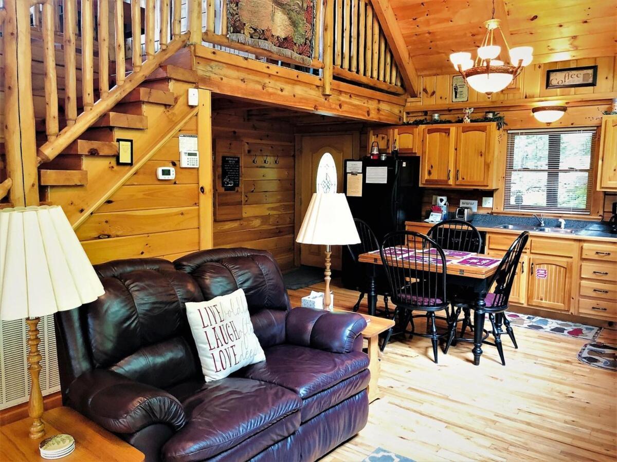 Mountain Joy -Private Treehouse Style Cabin That Sleeps 4-Free Tickets Гатлінбург Екстер'єр фото