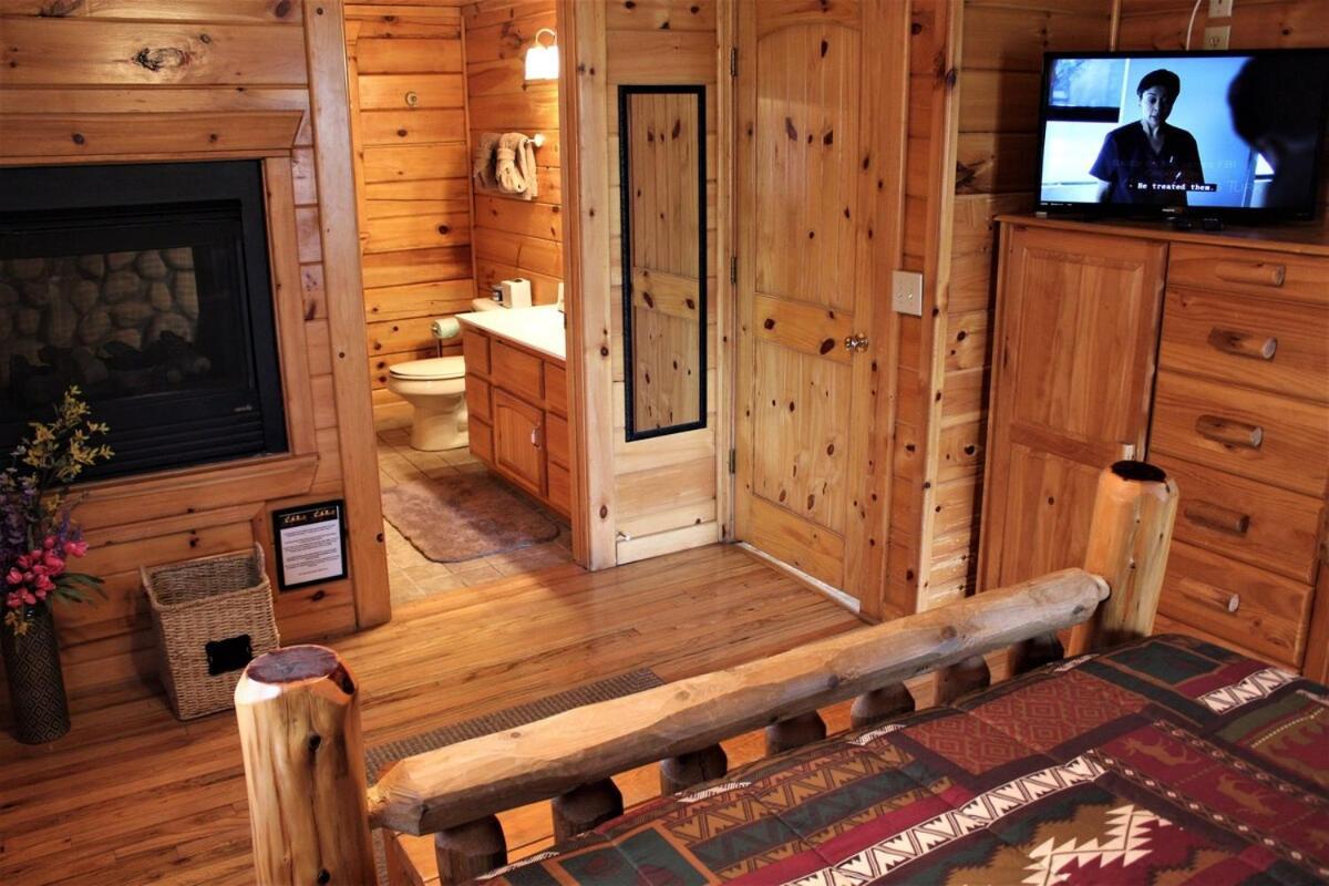 Mountain Joy -Private Treehouse Style Cabin That Sleeps 4-Free Tickets Гатлінбург Екстер'єр фото