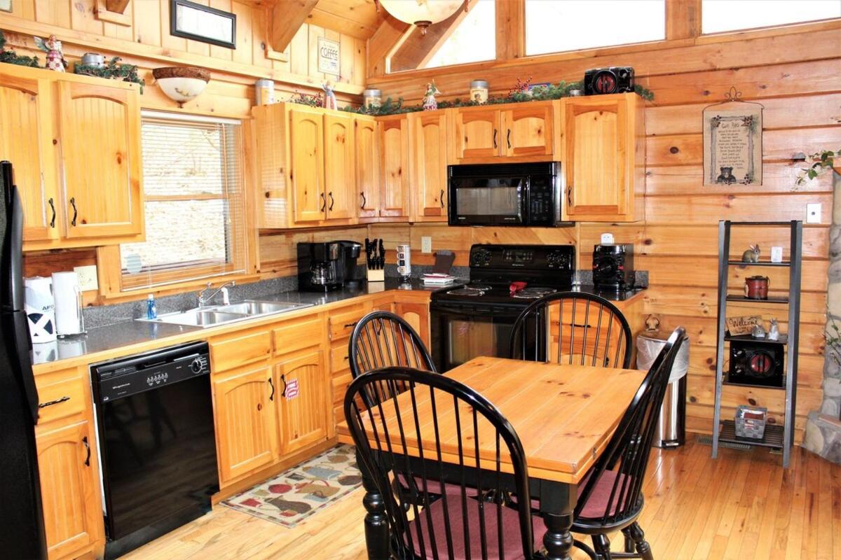 Mountain Joy -Private Treehouse Style Cabin That Sleeps 4-Free Tickets Гатлінбург Екстер'єр фото