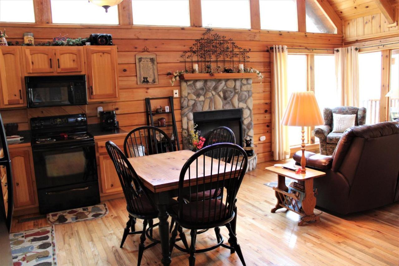 Mountain Joy -Private Treehouse Style Cabin That Sleeps 4-Free Tickets Гатлінбург Екстер'єр фото