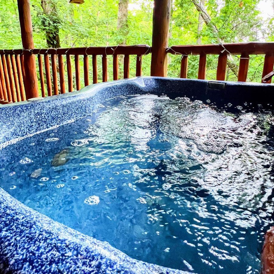 Mountain Joy -Private Treehouse Style Cabin That Sleeps 4-Free Tickets Гатлінбург Екстер'єр фото